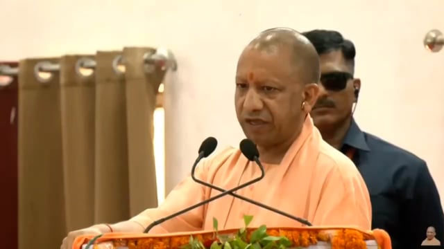 ▶️......लातों के भूत बातों से नहीं मानेंगे..!!*
हमने कहा था ताजिया ऊंची मत बनाओ,
जौनपुर में ताजिया ऊंची बनाई और हाईटेंशन तार की चपेट में आकर 3 मर गए,
बाद में उनलोगों ने सड़क जाम कर मुआवजा मांगना शुरू कर दिया,
मैंने कहा इनलोगों को डंडे से मार के भगाओ, जब मैंने पहले कहा था ऊंची ताजिया मत बनाना तो क्यों बनाया?
 *: योगी आदित्यनाथ, मुख्यमंत्री, उत्तर प्रदेश*