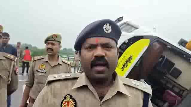 झांसी दिल्ली से छतरपुर जा रही सवारियों से भरी बस पलटी, फंसे हुए यात्रियों को पुलिस ने निकाला सीपरी बाजार थाना क्षेत्र  