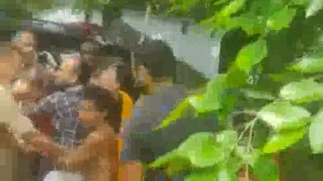 अंबेडकरनगर- राजेसुल्तानपुर पुलिस पर हमलवार हुई महिलाएं,
जमीनी विवाद में पहुंची थी पुलिस।
काफी देर तक चला रहा हाई वोल्टेज ड्रामा।