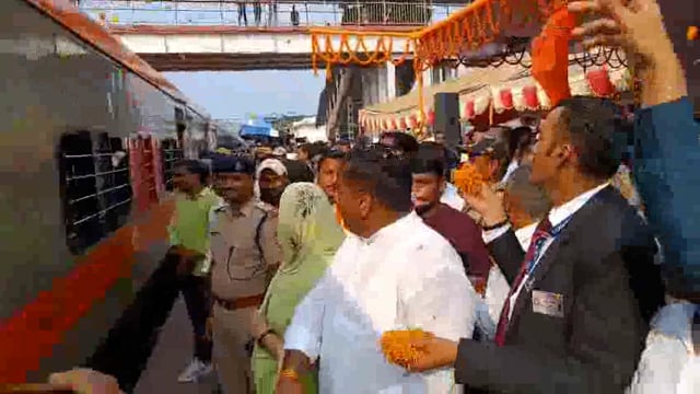 डीडीयू जंक्शन को मिली और दो अमृत भारत एक्सप्रेस,सांसद व विधायक ने फूलों की वर्षा करके किया स्वागत