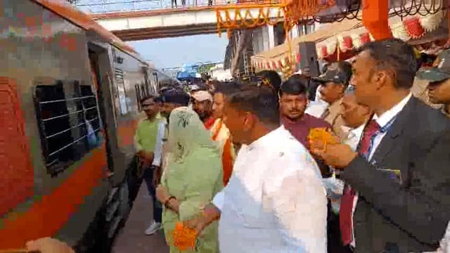 डीडीयू जंक्शन को मिली और दो अमृत भारत एक्सप्रेस,सांसद व विधायक ने फूलों की वर्षा करके किया स्वागत