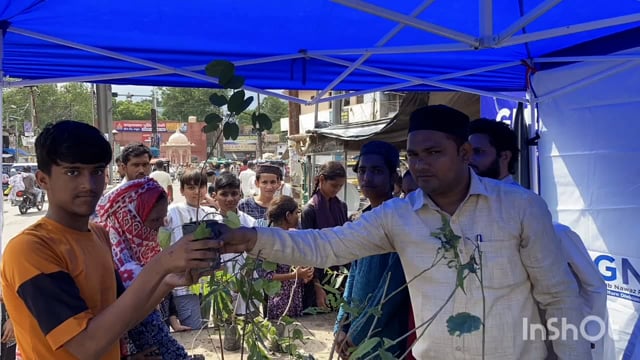 मथुरा: आज मथुरा डीग गेट पर (GNRF) गरीब नवाज रिलीफ फाउंडेशन के माध्यम से पर्यावरण को सुधारने हेतु 500 पौधे बांटे गए...
