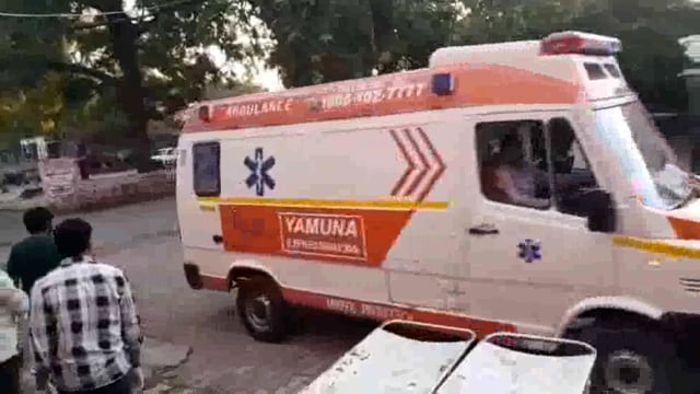 यमुना एक्सप्रेसवे पर दो भीषण सड़क हादसे 6 की मौत एक दर्जन के लगभग घायल  डीएम एसपी पहुंचे जिला अस्पताल