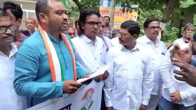 शेतकर्याच्या विविध समस्या घेऊन कॉग्रेस जिलाध्यक्ष महेंद्र ब्राम्हणवाडे धडकले जिला     कृषी अधिक्षक कार्यालयावर 