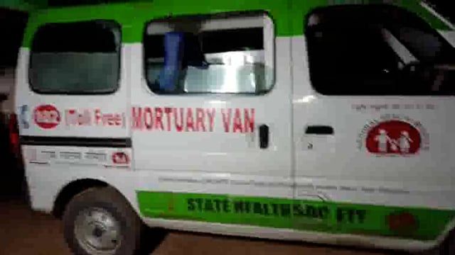 मृतक बिजली मिस्त्री भोला शर्मा का पार्थिव शरीर एम्बुलेंस से गांव पहुंचते ही परिजनों में मचा कोहराम.नौकरी और मुआवजा कि मा