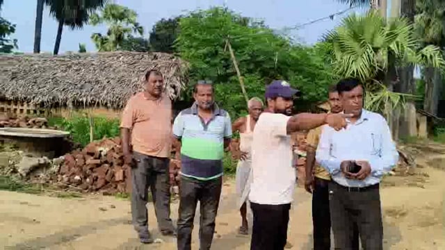 कीचड़ से गुजर कर छात्रों के स्कूल जाने की खबर पर मंत्री ने लिया संज्ञान, ग्रामीण कार्य विभाग ने किया सर्वे।