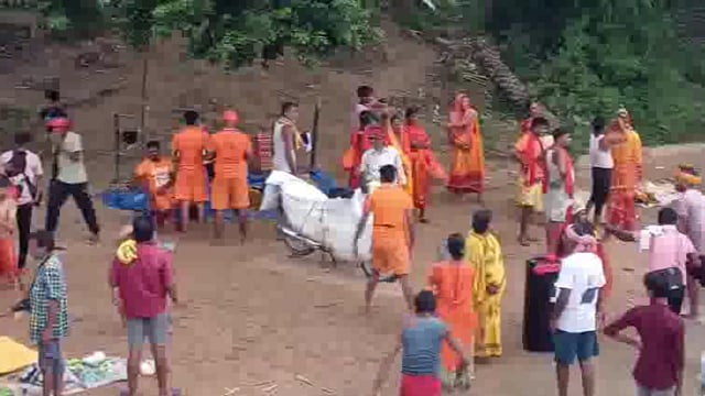  कांवरिया बम ने दिया जिला प्रशासन बांका धन्यवाद, चांदन नदी पुल पर ट्रैफिक जाम से निजात दिलाने का किया अपील, लिया इंजॉय 