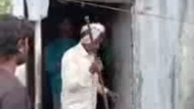 झांसी पश्चिम रेलवे कॉलोनी में बने आउट हाउस को अधिकारी ने तुड़वाया अधिकारी बोला DRM बार-बार रात में करता फोन,वीडियो वायरल