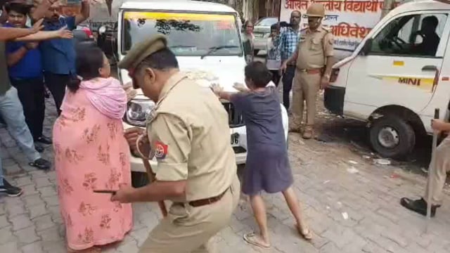 झांसी कोर्ट के आदेश पर मकान खाली करने गई पुलिस को देखकर कब्जाधारियों ने जमकर हंगामा किया ....प्रमोद..झा.सिटी मजिस्ट्रेट 