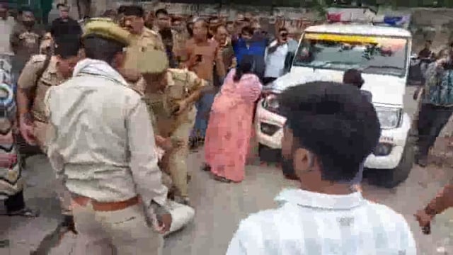 झांसी कोर्ट के आदेश पर मकान खाली करने गई पुलिस को देखकर कब्जाधारियों ने जमकर हंगामा किया ....प्रमोद..झा.सिटी मजिस्ट्रेट 