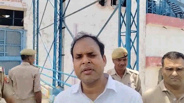 पिनाहट। चंबल नदी के लगातार बढ़ रहे जलस्तर को लेकर निरीक्षण करने पहुंचे उपजिलाधिकारी हेमंत कुमार बिन्द 