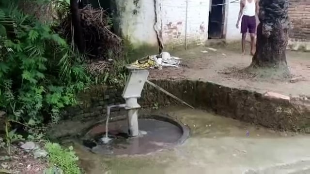चिरगांव ग्राम लुधियाई गांव का है जहां पर पिछले 15 दिनों से गांव में लगे चार बिन चलाएं हैंडपंप से निकल रहा है पानी ।