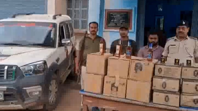 बौंसी पुलिस ने गस्ती के दौरान स्कॉर्पियो गाड़ी से विदेशी शराब जप्त कर शराब तस्कर को गिरफ्तार करने के बाद जेल भेज दिया