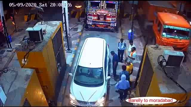 उत्तर प्रदेश!
टोल कर्मचारी ने जज साहब (जिला न्यायाधीश) को ही कानून पढ़ाने लगा और जज की ऐसी बेज्जती की देखिए इस वीडियो में टोल कर्मी के इस जज्बे को मामला बरेली टू मुरादाबाद टोल का है!