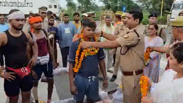  कांवरियों का हौसला बढ़ाने के लिए खुर्जा में प्रशासन ने कांवरियों पर कि फूलो की वर्षा