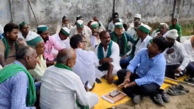 ➡️...बहराइच : जिला कृषि अधिकारी का बड़ा बयान

 किसानों से वार्ता के दौरान फिसली ज़ुबान
 हर जगह खाद की किल्लत है - सूबेदार यादव
खाद लेने जाने वालों पर लाठी चल रही - सूबेदार
 ‘लखनपुर, बलरामपुर, गोंडा में लाठी मिल रही’
धरनास्थल पर ज्ञापन लेने, किसानों को समझाने पहुंचे थे
 बहराइच कलेक्ट्रेट स्थित धरनास्थल का मामला