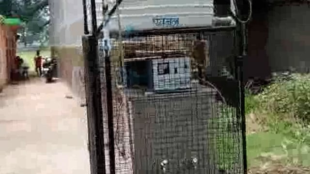 अंबेडकर नगर...
प्यास लगी सर पर पानी नहीं है इतनी गर्मी में ब्रह्मस्थान मंदिर राजे सुल्तानपुर नगर पंचायत में लगा वाटर कूलर बना सो पीस पिछले काफी दिनों से ख़राब पड़ा वाटर कूलर।