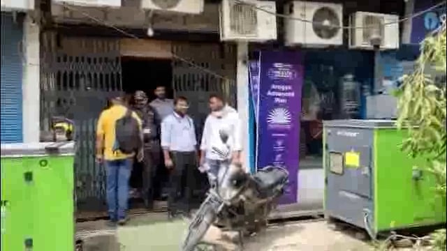 झांसी नंदनपुरा रोड  SBI  बैंक में शॉर्ट सर्किट से लगी आग फायर ब्रिगेड ने पाया काबू