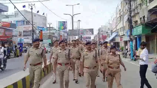 मेरठ कावड यात्रा 2025 को सकुशल संपन्न कराने के लिए डॉविपिन ताडा द्वारा पुलिस अधीक्षक अपराध एवं पुलिस अधीक्षक यातायात के साथ बेगमपुल से गढ़ रोड तक का पैदल भ्रमण कर यात्रा मार्ग का स्थलीय निरीक्षण किया गया।