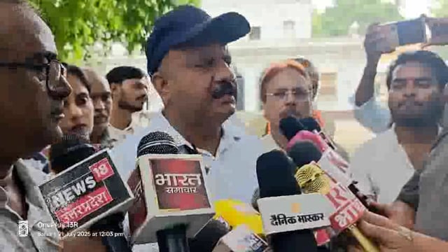 बलिया के पत्रकारों में दिखा बगावती तेवर SHO के रवैये से नाखुश पत्रकारों ने विरोध करते हुवे DM को सौंपा पत्रक