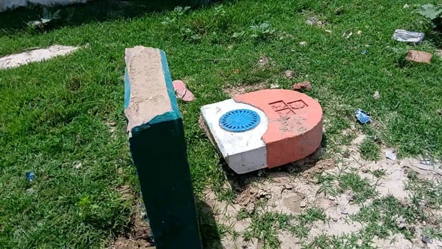 आज़ादी के 25 वर्षों बाद लगी स्वतंत्रता संग्राम सेनानियों की इस शिलापट्ट को अराजक तत्वों द्वारा तोड़ दिया गया जिम्मेदार मौन