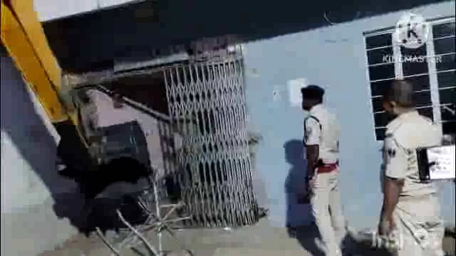 सूर्यगढ़ा थाना कांड संख्या 94/25 में हल्दी गांव में फरार अभियुक्त के घर कुर्की जप्ती किया गया।