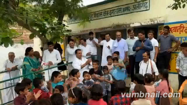 इगलास के समाजसेवी राहुल चौधरी ने बच्चों को बैग वितरित कर शिक्षा की ओर बडाये कदम