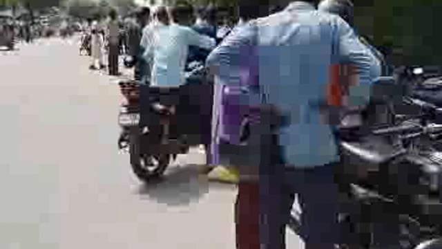 पलिया में खाद की किल्लत से जूझ रहे किसान