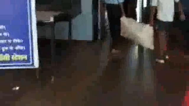 झांसी रेलवे स्टेशन पर स्कैनर मशीन महीनों से बंद पड़ी हैं रेलवे की लापरवाही देखने को मिली