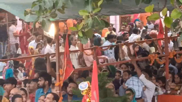 मवाना बहसूमा थाना क्षेत्र के ग्राम सैफपुर फिरोजपुर सिद्ध पीठ शिव मंदिर पर लाखों शिव भक्तों ने जल अभिषेक किया 