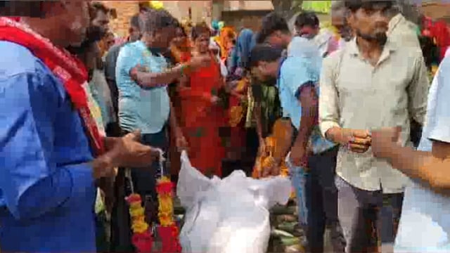 महेशगंज थाना क्षेत्र के महेवा मलकिया गांव के अजीत सरोज की तेज रफ्तार डंपर चालक की लापरवाही से की हुई दर्दनाक मौत#latest_