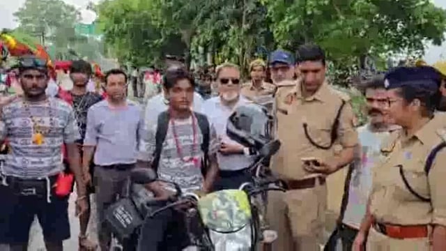 समाजसेवी अनवर हुसैन की अनोखी पहल बाइक सवार कांवड़ियों को बांटे हेलमिट