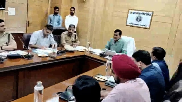 ऊर्जा मंत्री A.K. शर्मा का बिजली विभाग पर अब तक का सबसे तीखा प्रहार!
ऊर्जा मंत्री A.K. शर्मा का तीखा तेवर, UPPCL चेयरमैन आशीष गोयल और अधिकारियों की मीटिंग में फूटा ग़ुस्सा बोले बकवास बंद करिए मैं आपकी झूठ नहीं सुनने बैठा हूं
जनता पर बिजली विभाग ने अत्याचार शुरू कर दिया है