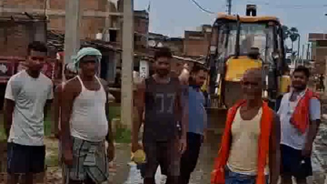 जनप्रतिनिधियों की उदासीनता से त्रस्त ग्रामीणों ने चंदा इकट्ठा कर किया कच्ची नाला का निर्माण।