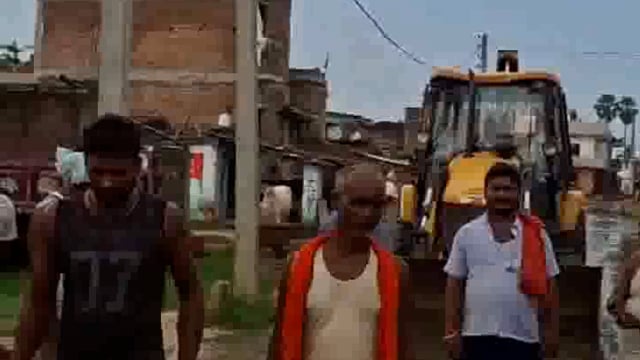 जनप्रतिनिधियों की उदासीनता से त्रस्त ग्रामीणों ने चंदा इकट्ठा कर किया कच्ची नाला का निर्माण।