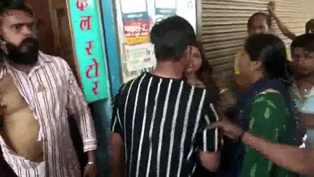 वृंदावन के छठी कला में पति ने पत्नी को प्रेमी के साथ रंगे हाथ पकड़ पत्नी किसी भी हाल में अपनी गलती मानने को तैयार नहीं ई