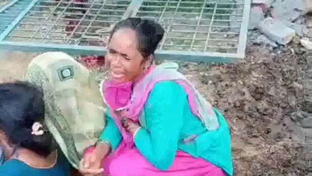 पिनाहट ।ब्लॉक के गांव पोखर गगन की में प्राथिमिक विधालय का बाउंड्री सहित    गेट गिरा चपेट में आने से छात्रा की मौत 