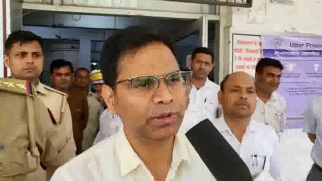 अंबेडकरनगर..
राजकीय मेडिकल कॉलेज के सीवर लाइन में काम करते समय तीन मजदूर उसमे फंस गए । जिनमे से दो मजदूरों की इलाज के दौरान मौत हो गई।मौके पर पहुंचें एडीएम सदानंद गुप्ता ने पूरे मामले की विस्तृत जानकारी दी।