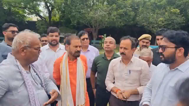 कोटा के चंबल गार्डन में अतिक्रमण पर मंत्री मदन दिलावर भड़के, नगर निगम आयुक्त को कार्रवाई के निर्देश

शिक्षा एवं पंचायती राज मंत्री मदन दिलावर ने कोटा के चंबल गार्डन में अतिक्रमण पर कड़ी प्रतिक्रिया व्यक्त की है। मंत्री दिलावर ने इस मामले को गंभीरता से लिया#politics