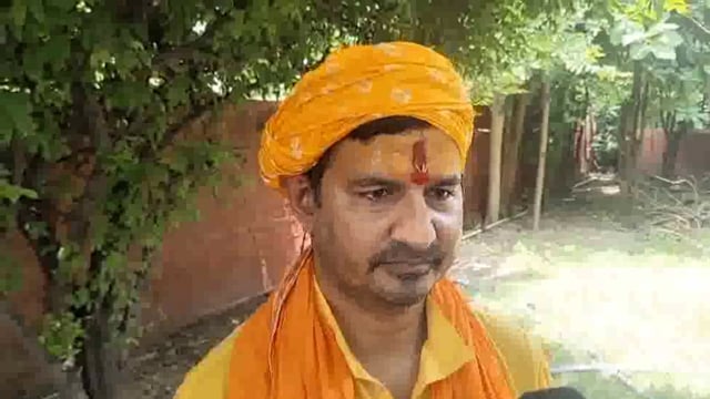 कृष्ण जन्म भूमि संघर्ष न्यास की प्रदेश अध्यक्ष गुंजन शर्मा ने कहा हैअनिरुद्ध आचार्य को जूता मारेंगी गुंजन शर्मा सोशल मीडिया पर अनिरुद्ध आचार्य का एक बयान वायरल हो रहा है जिसमें उन्होंने कहा है कि 25 वर्ष की लड़की चार जगह मुंह मार के आती है,इस प्रकार का दुर्भाग्यपूर्ण बयान को सुनकर महिला में बहुत बड़ा आक्रोश है