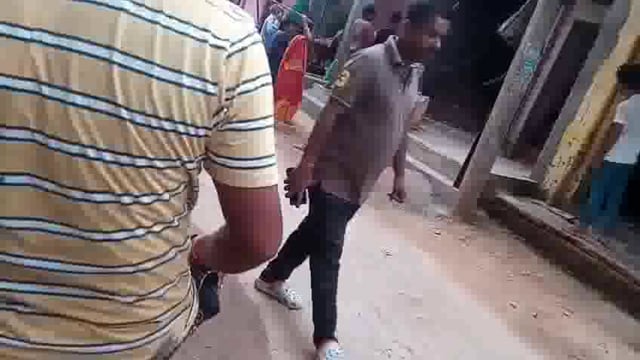 दबंगों द्वारा घर में घुसकर महिला व बेटी पर डंडे से किया गया प्रहार,पुलिस पर भी दुर्व्यवहार का आरोप,देखिए वायरल वीडियो