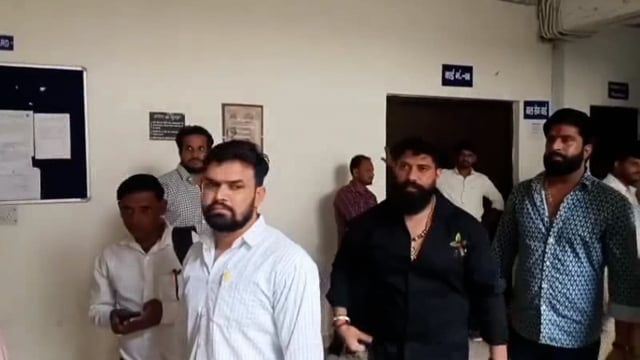 सेमरी स्थित धनमंत्री आयुर्वैदिक कॉलेज में छात्राओं के अभिभावकों ने अश्लीलता और छेड़छाड़ के गम्भीर आरोप लगाये