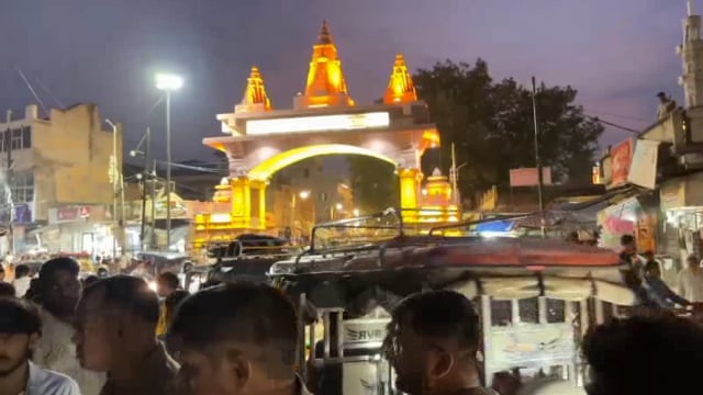 श्री कृष्ण जन्म स्थान के मुख्य द्वार के पास पकड़ा गया पकता हुआ मांस एक हिरासत में