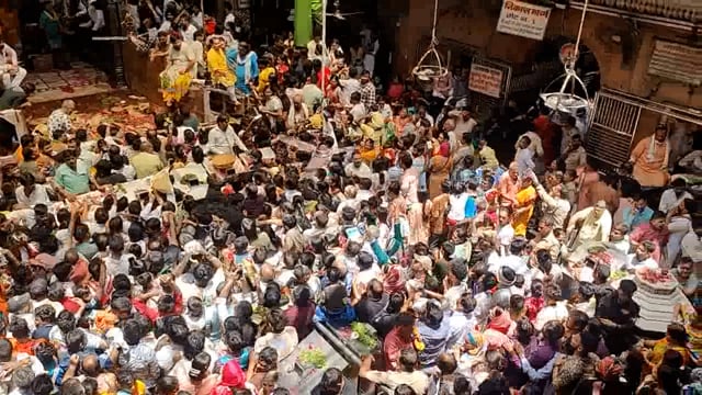 बांके बिहारी मंदिर में भारी भीड़ सावन में