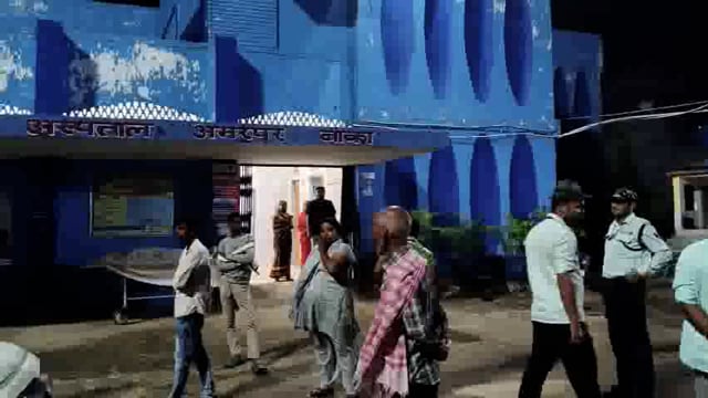 चिरैया के समीप बालू लदा पिकअप पलटा। एक की मौत, चार गंभीर रूप से घायल।