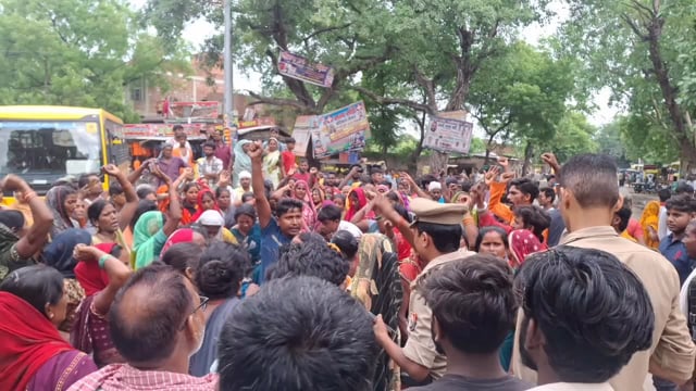 ब्रेकिंग न्यूज 
अंबेडकर नगर 
मालीपुर चौराहे पर कांवरिया का पात्र कुचलने तथा जल गिरने से कांवरियों में आक्रोश लगा जाम।
खबर सूत्रों के हवाले से