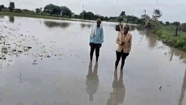 गरौठा में भारी बारिश के चलते जनजीवन हुआ अस्त-व्यस्त किसानों की मूंगफली.उर्द.मूंग.तिल सोयाबीन फसलों का हूआ भारी नुक़सान ।