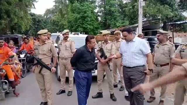 अम्बेडकर नगर।डीएम अनुपम शुक्ल ने किया मानवीय पहल, कावड़ श्रद्धालुओं से रास्ते में मिलकर जाना हाल,बातचीत करके सुविधाओं के बारे में लिया जानकारी,सेवा गंज टांडा अन्य रास्तो पर चल रहें श्रद्धालुओं से कहा कोई असुविधा हो तत्काल करे हमे फोन,पुलिस अधीक्षक केशव कुमार रहे मौजूद,