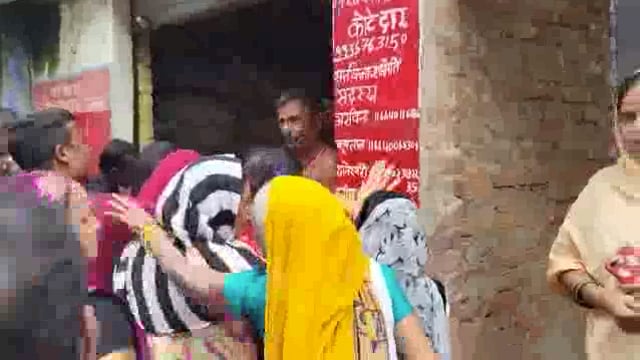 झांसी में राशन कोटेदार के हौसले बुलंद सरकार द्वारा दी जाने वाली खाद्य सामग्री ग्राहकों के राशन चोरी की जा रही है