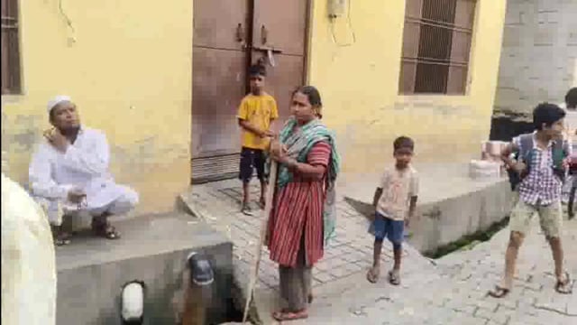 गर्मी से पागल हुए कुत्ते ने बच्चों को काटा, मोहल्ले वालों ने पागल कुत्ते का निकiला दम
